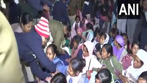 बर्खास्तगी के खिलाफ प्रदर्शन कर रहे सहायक शिक्षकों को पुलिस ने लिया हिरासत में 