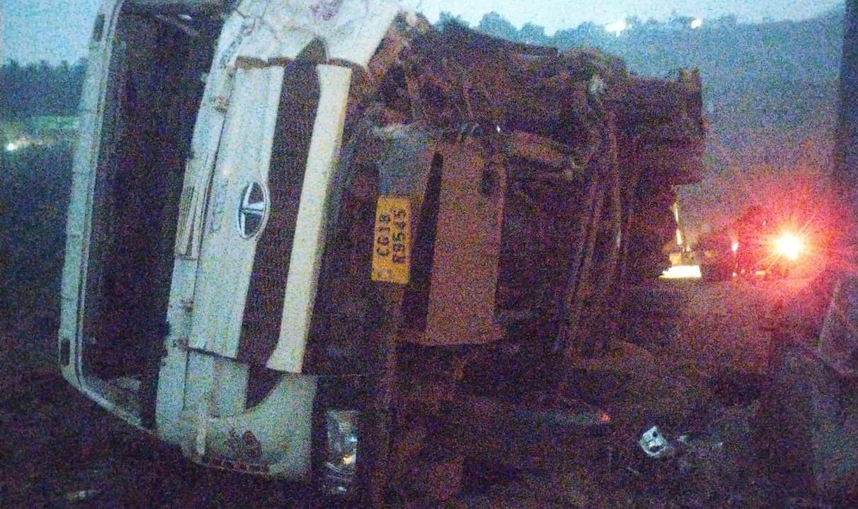 किरंदुल रिंग रोड नंबर 4 पर बेलगाम रफ्तार, हाईवा ने स्वागत गेट को मारी टक्कर