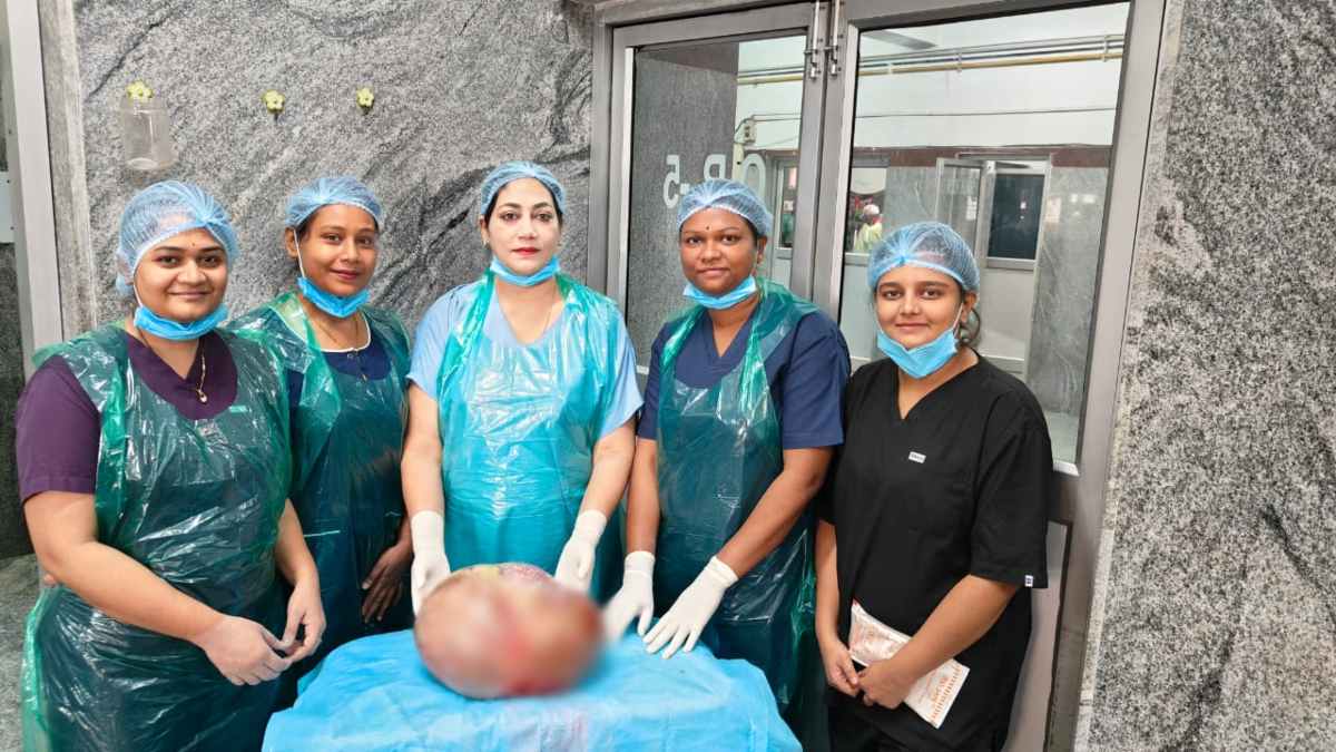 निजी अस्पतालों से थक हार कर सिम्स पहुंची ग्रामीण महिला का सफल ऑपरेशन,पेट से निकाला गया 10 किलो का ट्यूमर