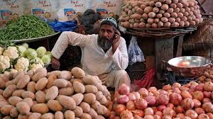 प्याज ने रुलाया,टमाटर ने लाल किया पाकियों को फांके की मज़बूरी 