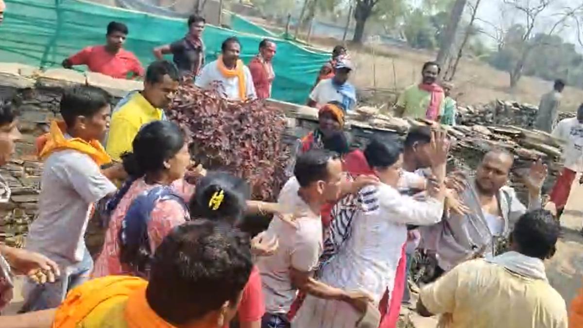 बस्तर थाना पहुंचा गांव का विवाद, ग्रामीण बोले- धर्म प्रचार बंद हो, समुदाय ने लगाए मारपीट के आरोप