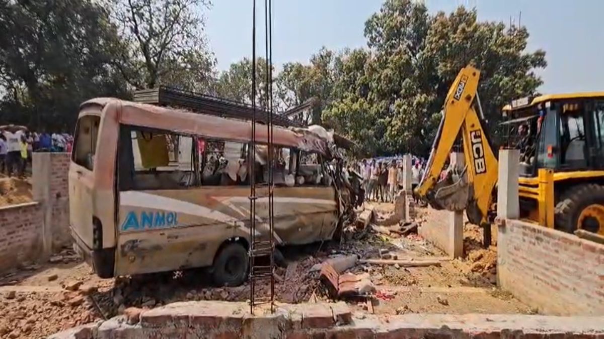 यात्री बस अचानक अनियंत्रित होकर पलटी,6 यात्रियों की मौत, कई घायल