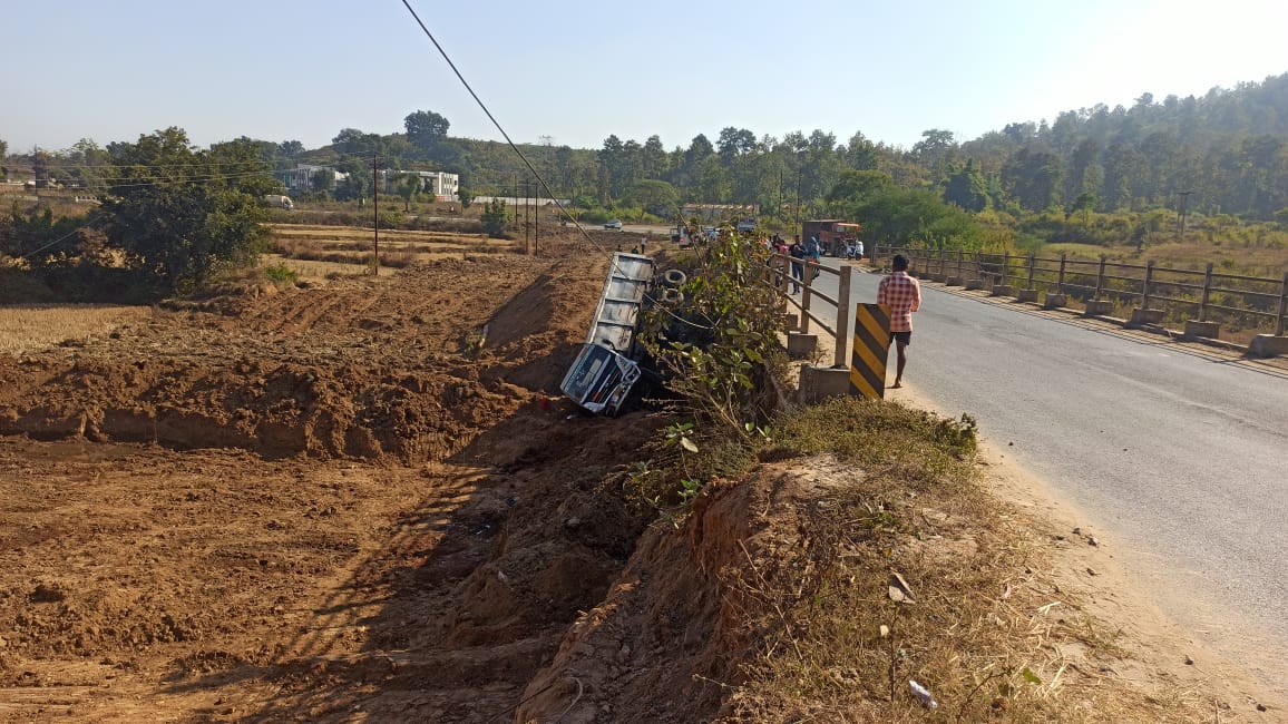 पुल के नीचे गहरे खड्डे में गिरा ट्राला बाल बाल बचा चालक 