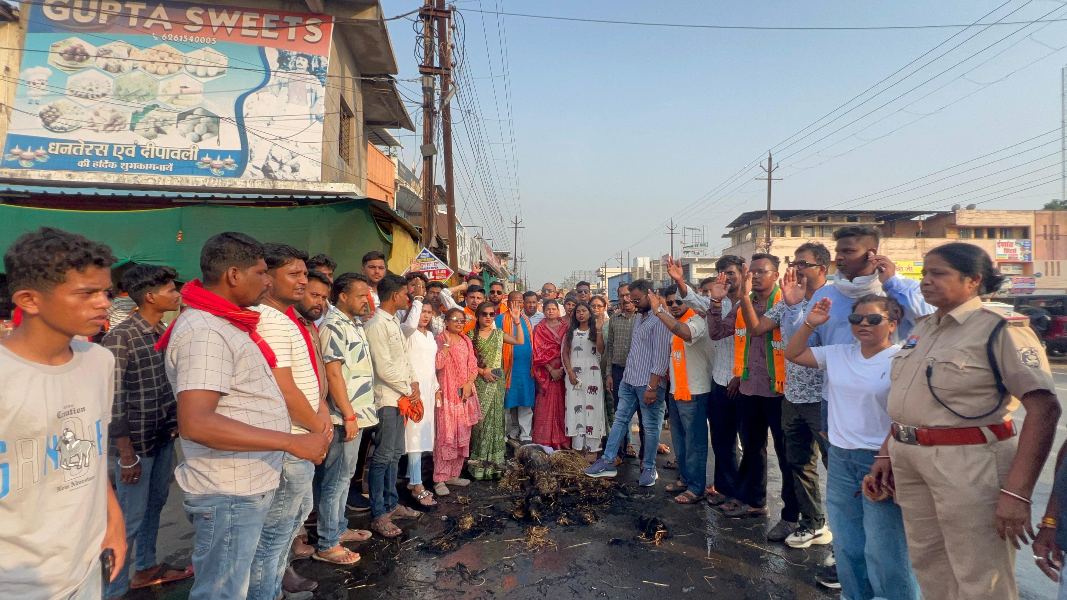 भाजयुमो ने अमर्यादित टिपण्णी करने पर राहुल गाँधी व दीपक बैज के विरुद्ध विरोध प्रदर्शन कर पुतला दहन किया