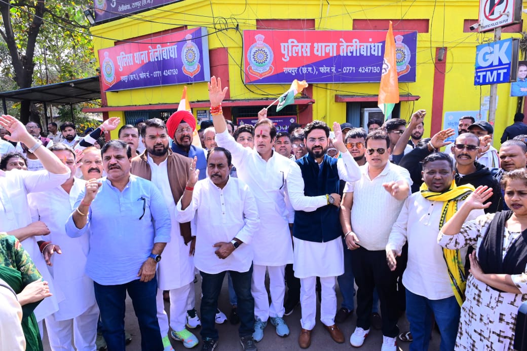 तेलीबांधा थाना क्षेत्र में जघन्य हत्या के विरोध में कांग्रेस का प्रदर्शन, विफल पुलिस प्रशासन व राज्य सरकार के खिलाफ नारेबाजी
