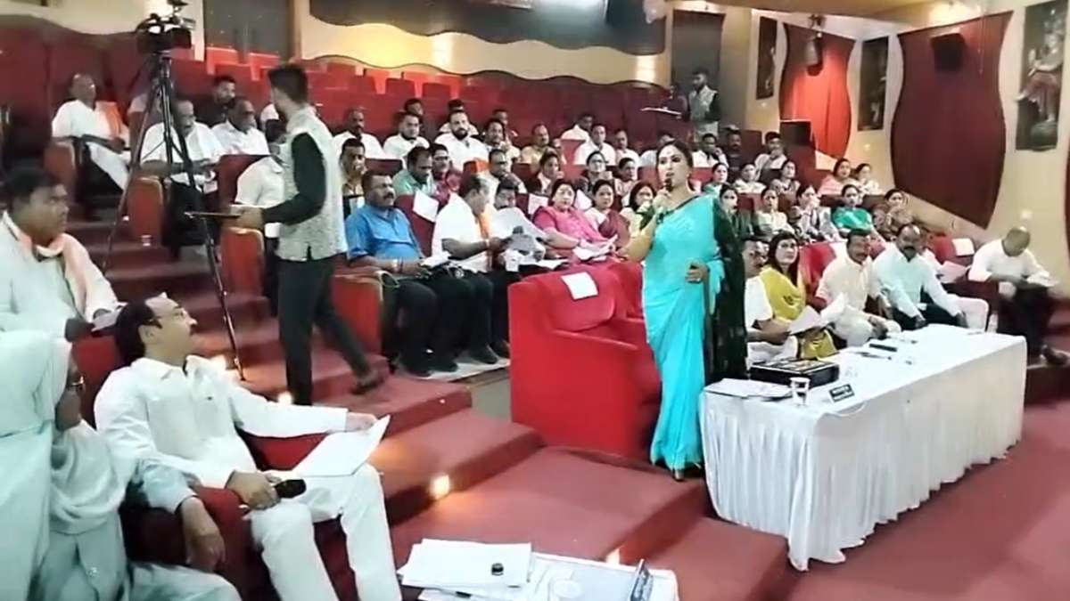 बजट बैठक में बवाल, 1301 करोड़ का प्रस्ताव पास, महापौर पूजा विधानी भड़कीं