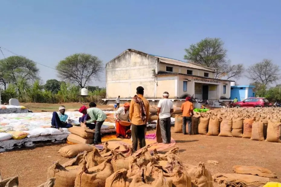 धान खरीदी को लेकर कई समितियों में किसानों ने किया हंगामा

