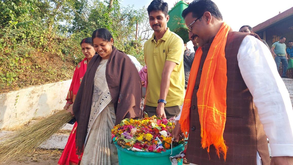 माँ दंतेश्वरी प्रांगण दंतेवाड़ा में भाजपा ने चलाया स्वछता अभियान
