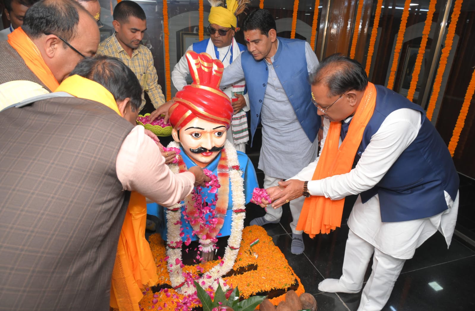 सोनाखान पहुँचकर मुख्यमंत्री साय सहित अन्य मंत्रियों ने दी शहीद वीर नारायण सिंह को श्रद्धांजलि ,उनकी वीरता को किया याद 