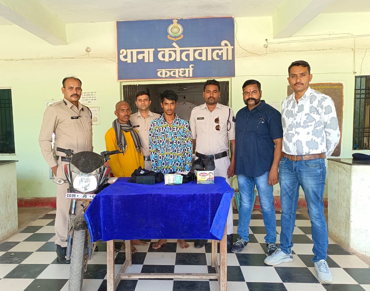 छेडछाड करने वाले व्यक्ति को ग्रामीणों द्वारा दौडा-दौडा कर बेरहमी से मारपीट कर मौत के घाट उतारा