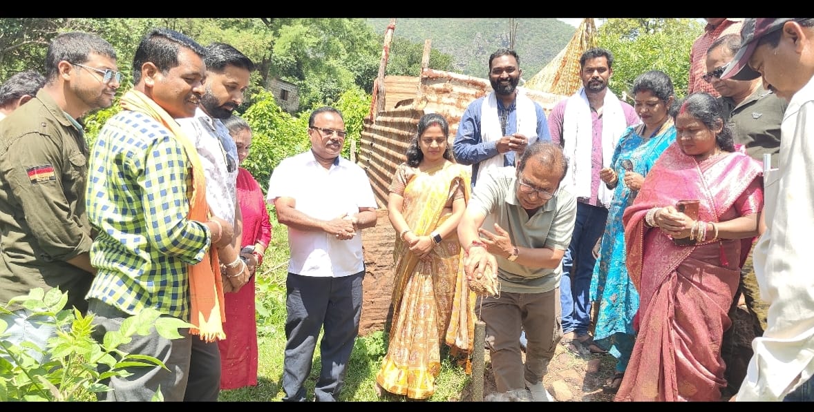 किरन्दुल में सीसी रोड निर्माण के लिए नगरपालिका अध्यक्ष एवं जनप्रतिनिधियों ने किया भूमिपूजन