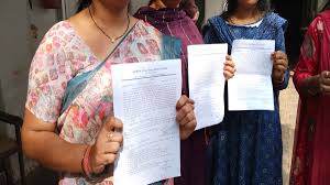 डीएमएफ फंड के अभाव में 7 शिक्षक और 4 आया बर्खास्त, छुट्टी के दिन थमाया नोटिस