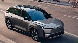 टोयोटा ने 2027 हाईलैंडर इलेक्ट्रिक एसयूवी पेश की,जानें फीचर्स 