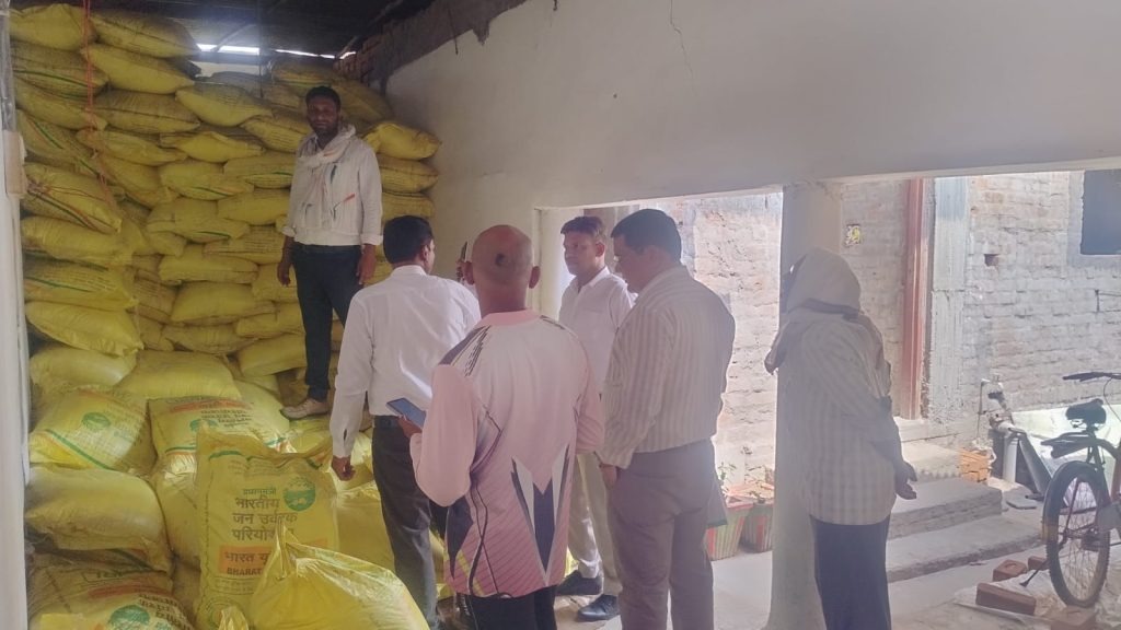 खाद की कालाबाजारी पर बड़ा प्रहार: 859 बोरी उर्वरक जब्त, कई दुकानों के लाइसेंस निलंबित