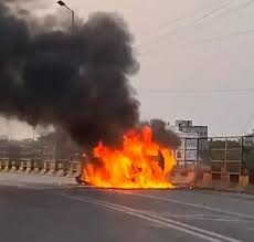 रायपुर में बड़ा हादसा, आमानाका ओवरब्रिज पर चलती कार में लगी आग