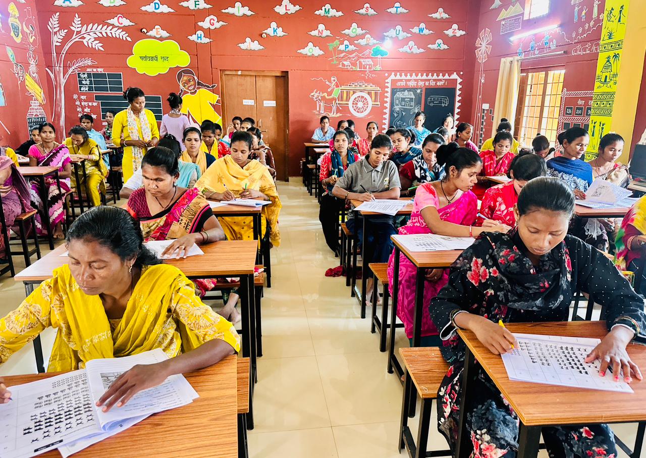 जहां गूंजती थीं गोलियां, अब चल रही कलम: सुकमा के 140 पुनर्वासित युवाओं ने दी परीक्षा