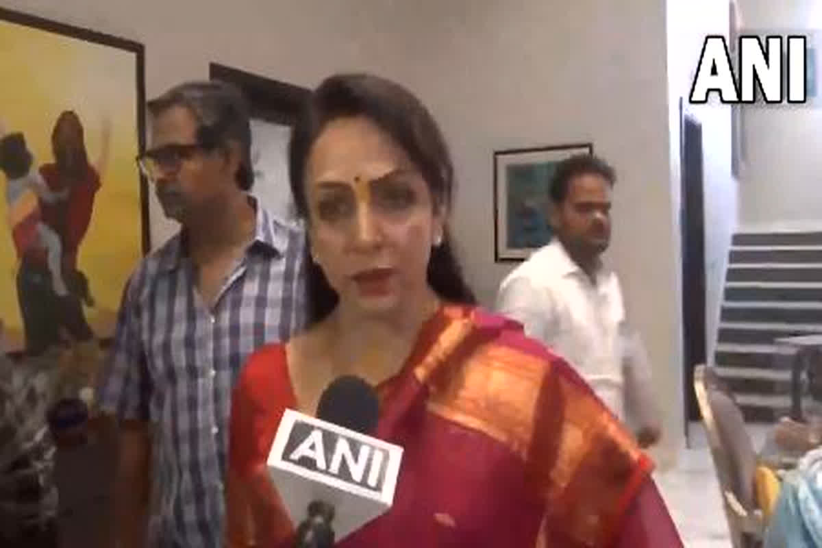 भाजपा उम्मीदवार हेमा मालिनी ने किया मतदान, कहा- उम्मीद है पहले चरण से होंगे ज्यादा मतदान