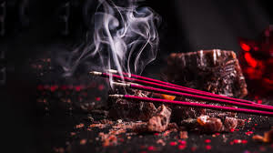 पूजा में अगरबत्ती जलातें हैं ? शास्त्रों में है इसका अलग अर्थ 