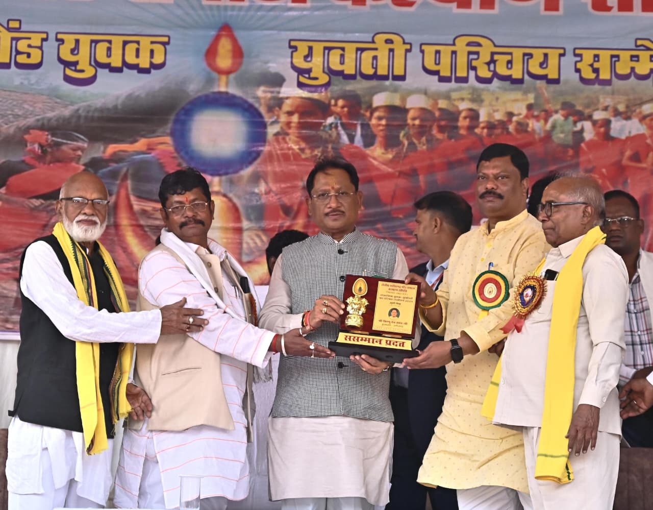 मुख्यमंत्री साय गोंड युवक-युवती परिचय सम्मेलन में हुए शामिल,सामाजिक-सांस्कृतिक गतिविधियों हेतु 05 लाख रुपये प्रदान करने की घोषणा