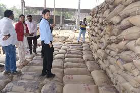 कलेक्टर अभिजीत सिंह ने सेलूद, उतई और कोड़िया धान उपार्जन केन्द्र का किया निरीक्षण