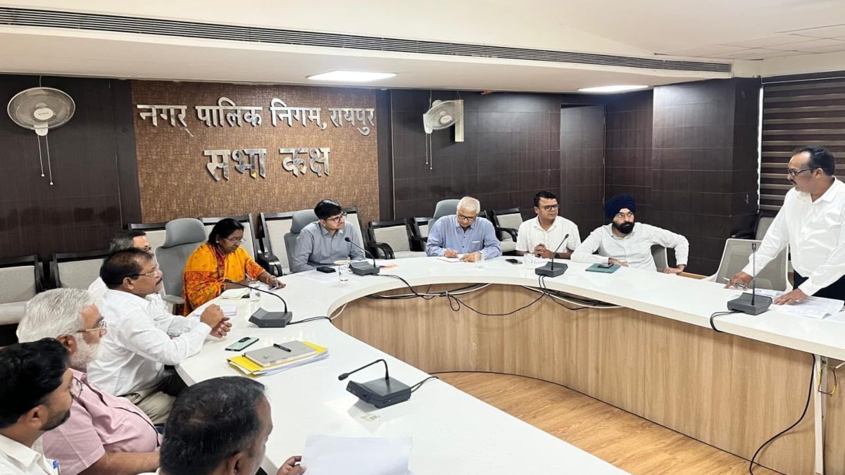रायपुर नगर निगम के प्लेसमेंट कर्मचारियों ने दी अनिश्चितकालीन हड़ताल की चेतावनी, 7 सूत्रीय मांगों को लेकर सौंपा ज्ञापन
