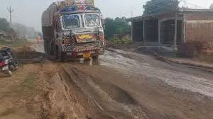सड़क में गड्ढे ही गड्ढे, वाहन चालकों को हाे रही परेशानी..हादसों को दे रहे न्योता