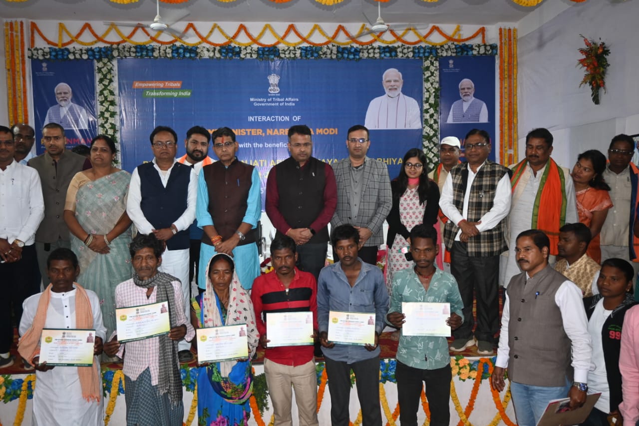 जनप्रतिनिधियों ,अधिकारियों एवं कर्मचारियों की उपस्थिति में  कमार जनजाति के हितग्राहियों को बांटे प्रमाण-पत्र