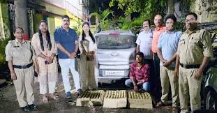 अभनपुर में आबकारी विभाग ने की बड़ी कार्रवाई,नकली होलोग्राम और फर्जी स्टीकर लगी 144 पाव देशी शराब जब्त की