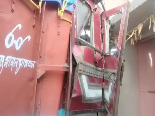 छत्तीसगढ़:  मवेशियों से भरा ट्रक अनियंत्रित होकर घर में जा घुसा, 17 की मौत