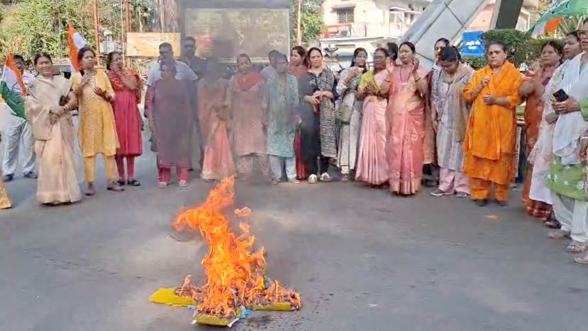 साड़ी खरीदी में कथित घोटाले पर बवाल, महिला कांग्रेस ने मंत्री लक्ष्मी राजवाड़े का पुतला फूंका