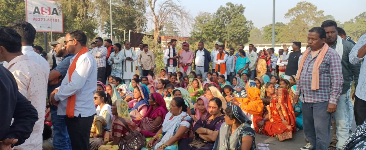 तीन सूत्रीय मांगों को लेकर सरपंच संघ का धरना-प्रदर्शन : बड़ी संख्या में सरपंचों ने किया कलेक्ट्रेट घेराव