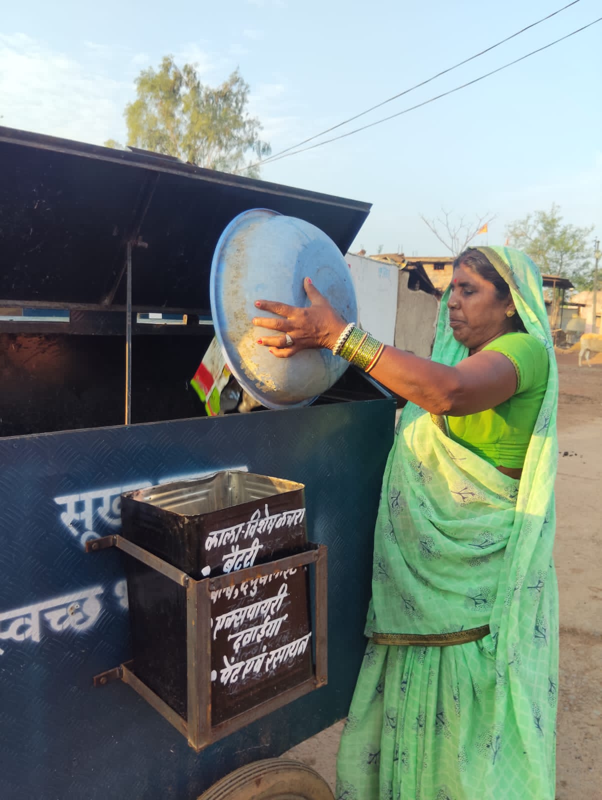 व्यवहार परिवर्तन को लेकर गांव गांव में दस्तक दे रहे मैदानी कर्मचारी
