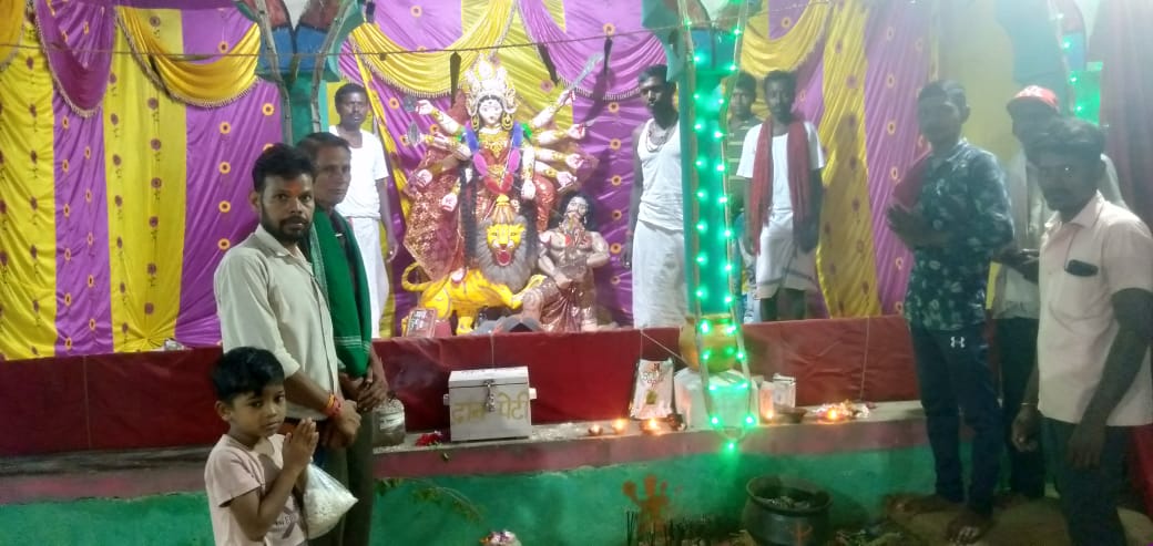 नवयुवा प्रज्ञा दुर्गोत्सव सेवादल समिति द्वारा विराजित माँ दुर्गा का आरती एवं भजन भक्तों द्वारा किया जा रहा   