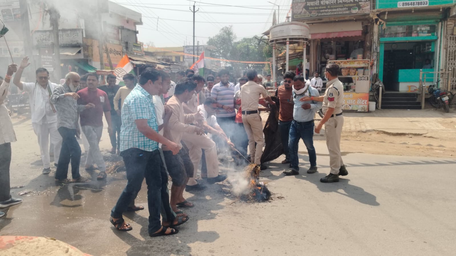 भाजपा सरकार के संरक्षण में अफीम की खेती का आरोप : गृह मंत्री से इस्तीफे की मांग
