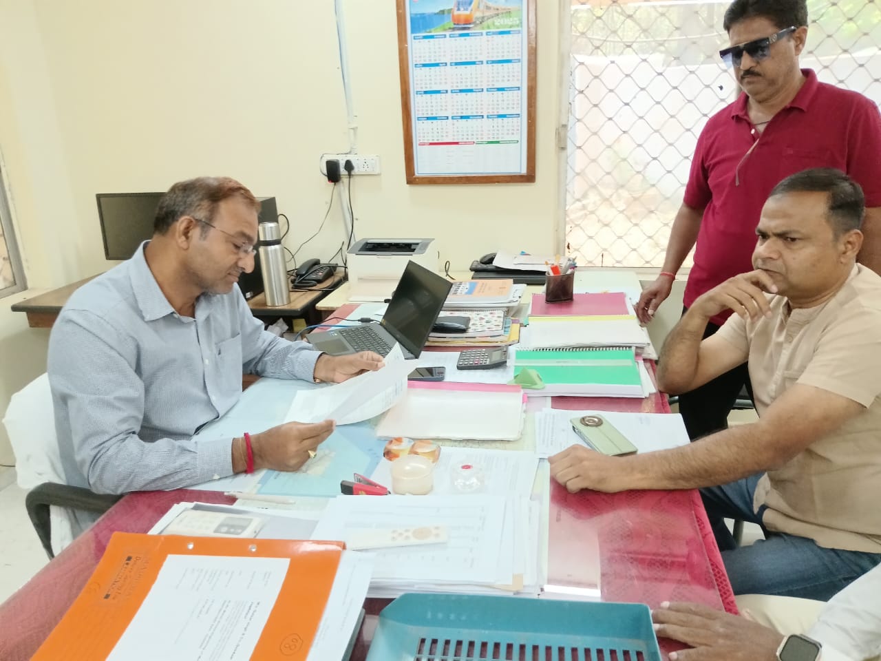 किरन्दुल नगर पालिका उपाध्यक्ष ने एईएन को दिया ज्ञापन यात्री ट्रेन संचालित करें वरना रोक देंगे मालगाड़ी