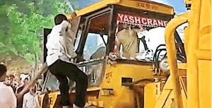 विसर्जन के दौरान नगर निगम के क्रेन का पट्टा टूटा,नीचे गिरने से भगवान गणेश की प्रतिमा हुई खंडित..आक्रोशित लोगों ने ड्राइवर को पीटा