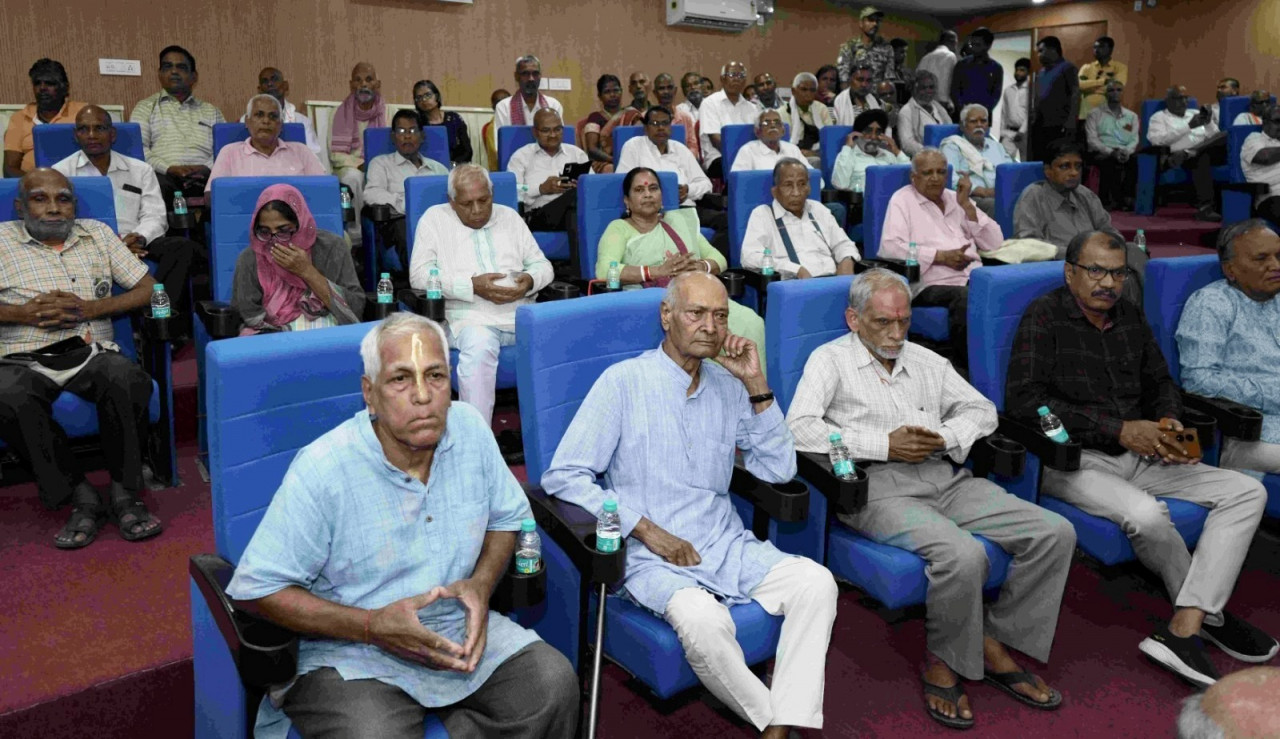 कैबिनेट मंत्री लखन लाल देवांगन ने वृद्धजनों को किया सम्मानित