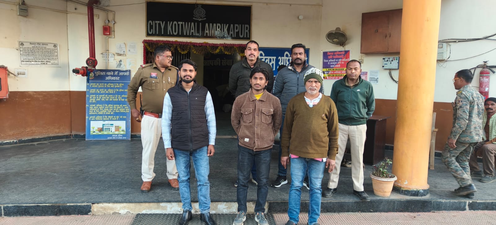 सब्जी विक्रेता से मारपीट एवं दुकान मे तोड़फोड़ कर नगदी रकम ले जाने के मामले मे 03 आरोपी गिरफ्तार