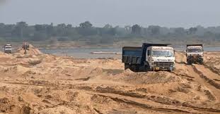 खारंग नदी हादसे के बाद एक्शन: अवैध रेत खनन पर प्रशासन सख्त, वाहन मालिक पर FIR
