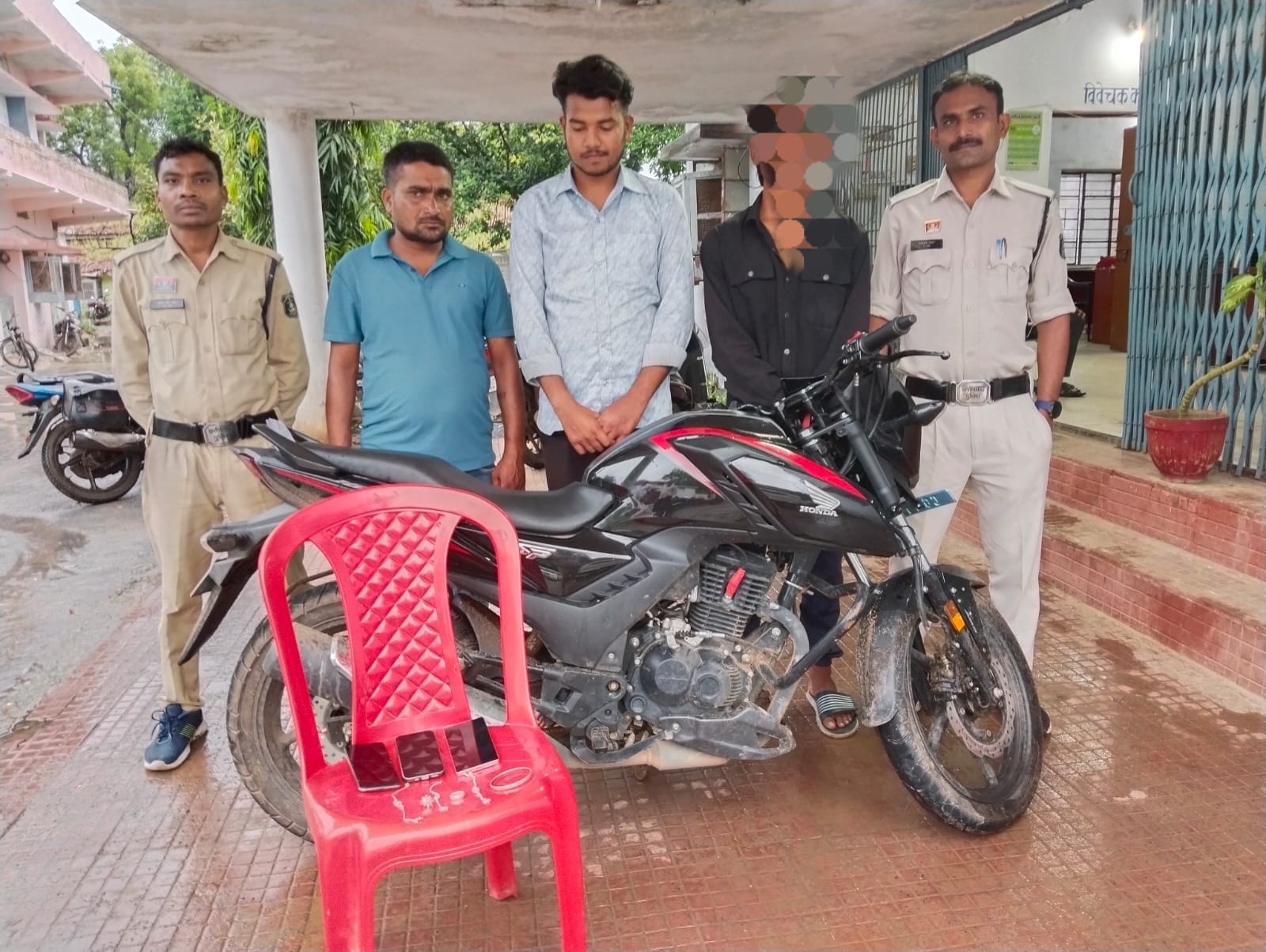 रिटायर्ड आर्मी के खाते से 08 लाख रूपये का धोखाधड़ी करने वाले आरोपियों को पुलिस ने किया गिरफ्तार 