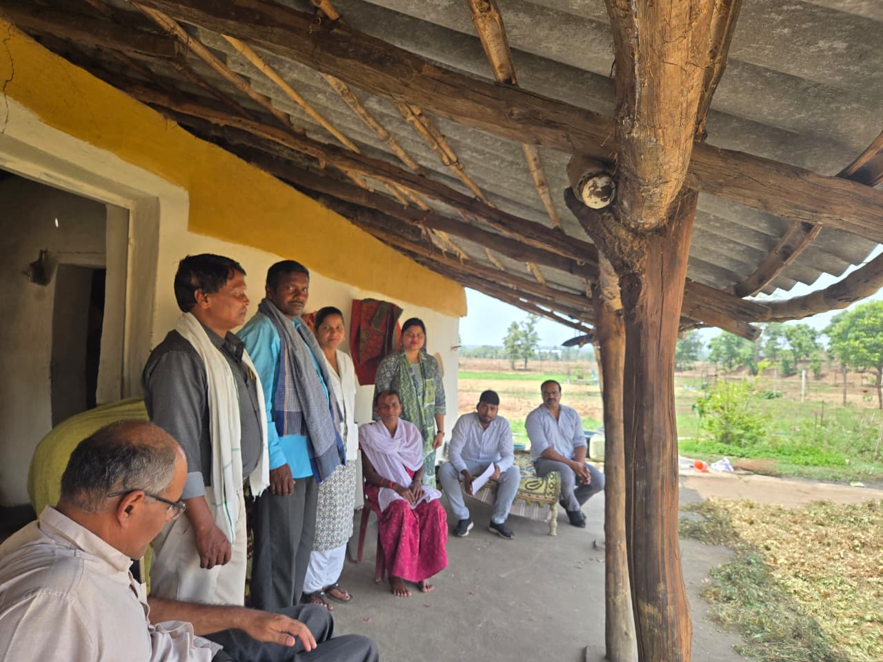 संवेदनशीलता की मिसाल: भालू के हमले से घायल प्रेमबाई के घर पहुँची जिला मेडिकल बोर्ड टीम