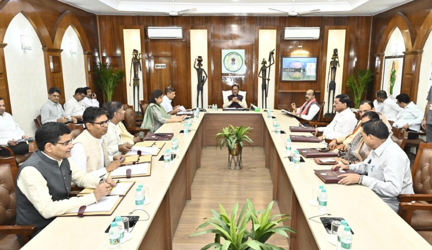 साय कैबिनेट की बैठक संपन्न : इन महत्वपूर्ण निर्णय पर लगी मुहर, शहीद पुलिसकर्मियों के परिजनों को सभी विभाग में मिलेगी अनुकंपा नियुक्ति