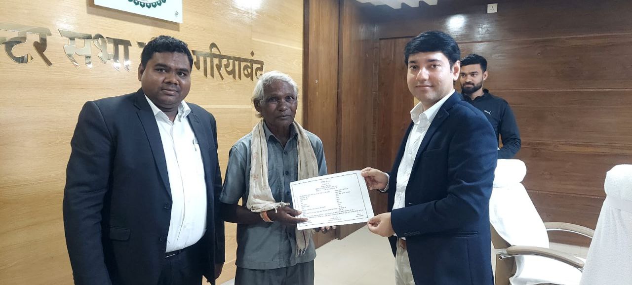  जनचौपाल में श्री मोतीराम कमार को मिला वन अधिकार पत्र