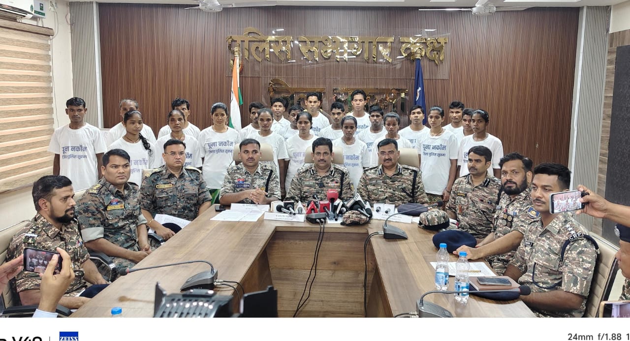 01 करोड़ 18 लाख के ईनामी नक्सली सहित कुल 23 नक्सलियों के द्वारा किया गया आत्मसमर्पण