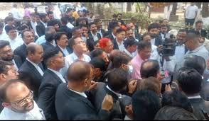 पुलिस कर्मियों ने दो वकीलों को पीटा,वकीलों ने एसएसपी ऑफिस के सामने किया विरोध प्रदर्शन