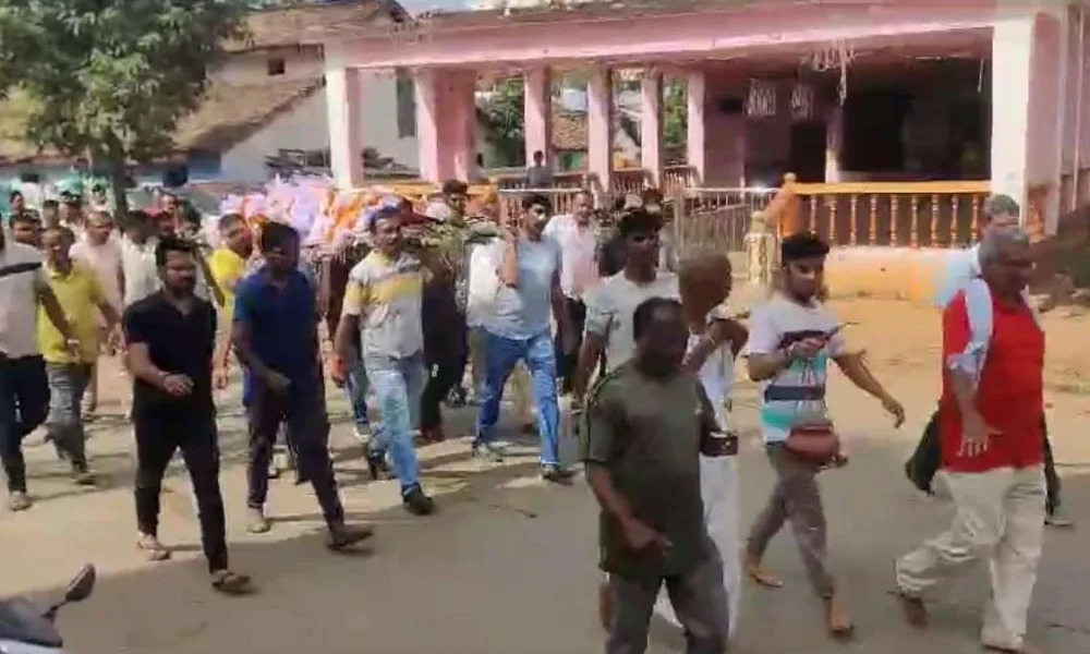नक्सलियों के हाथों मारे गए भाजपा नेता रतन दुबे का अंतिम संस्कार किया गया
