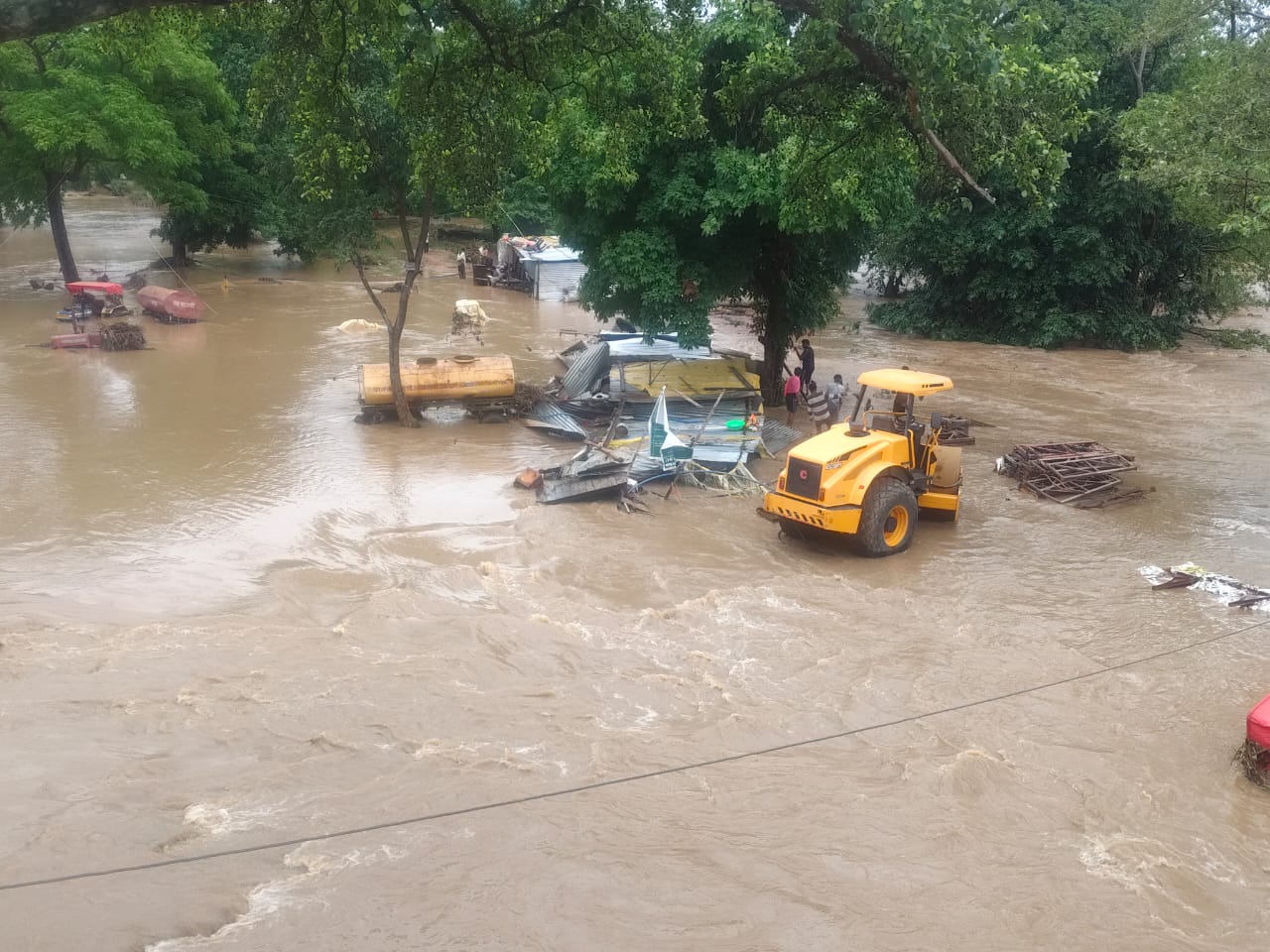गरियाबंद में बड़ा रेस्क्यू ऑपरेशन: बगनई नदी की बाढ़ में फंसे 14 ग्रामीणों को पुलिस ने सकुशल बचाया