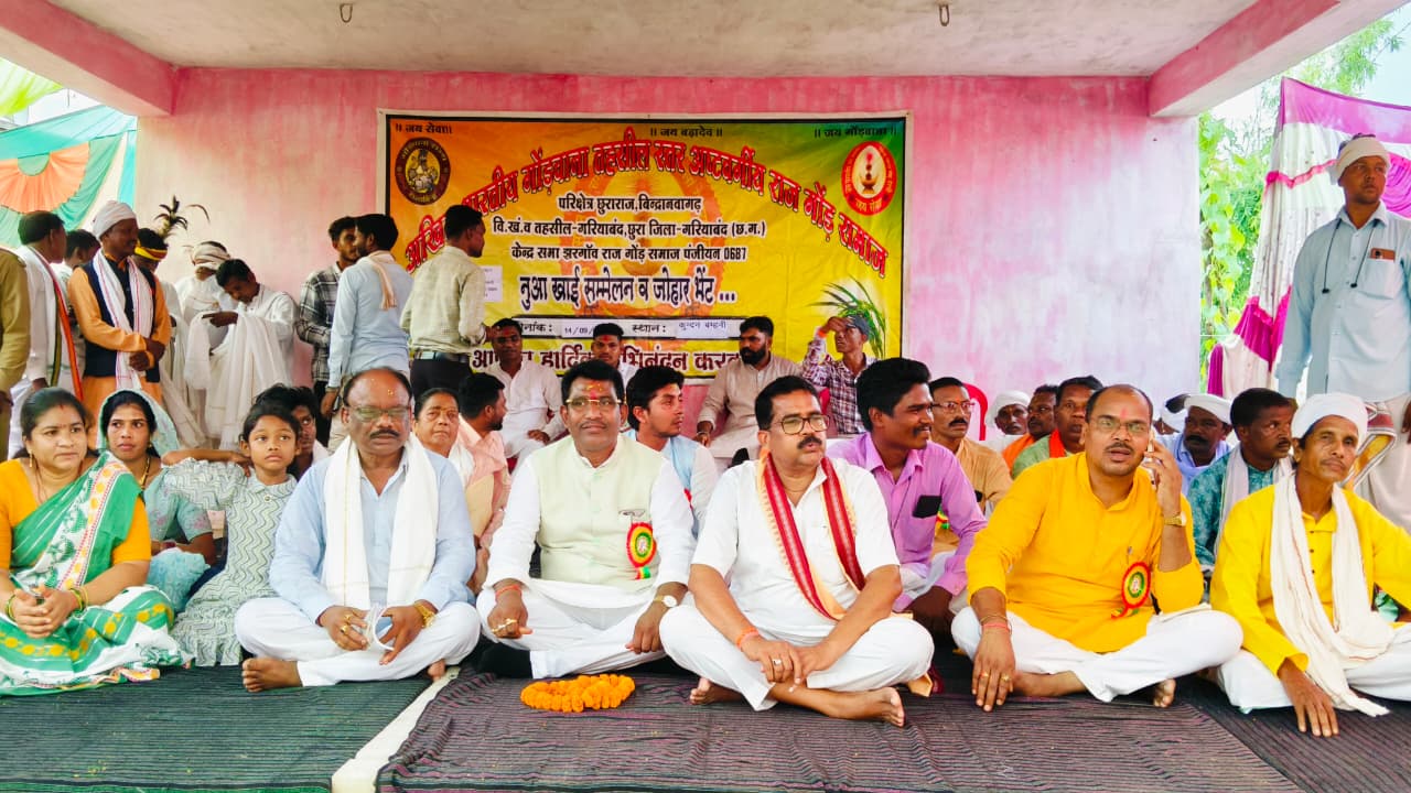 नवाखाई जोहार भेंट मिलन समारोह में ग्राम बम्हनी पहुंचे विधायक रोहित साहू 
