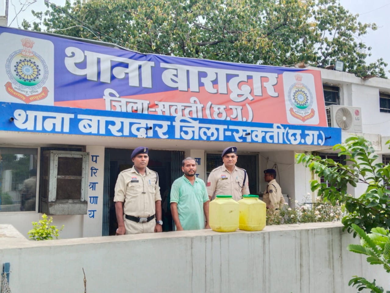 अवैध शराब कोचियों के विरुद्ध ताबड़तोड़ कार्यवाही,01 प्रकरण में 30 लीटर कच्ची महुआ शराब के साथ  01 आरोपी गिरफ्तार 