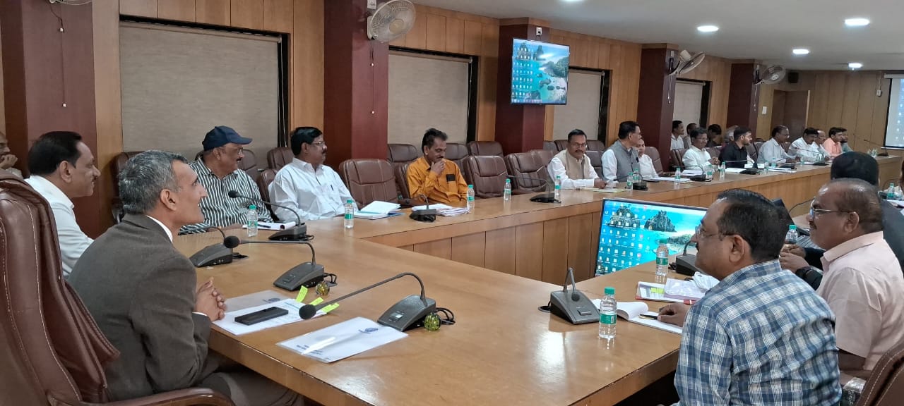 स्थानीय चुनाव और सरकारी योजनाओं में गुणवत्ता सुनिश्चित करें - कलेक्टर